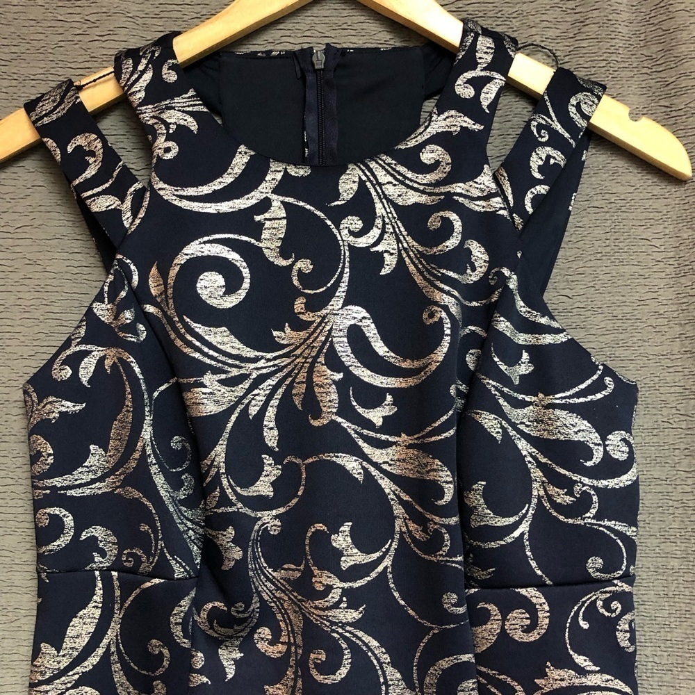 E focus studio size 4 navy blue with silver paisley print unique shoulder straps